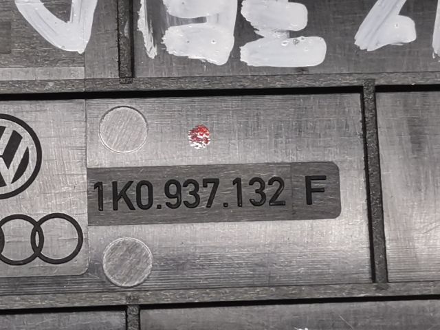 bontott VW GOLF V Biztosítéktábla Fedél