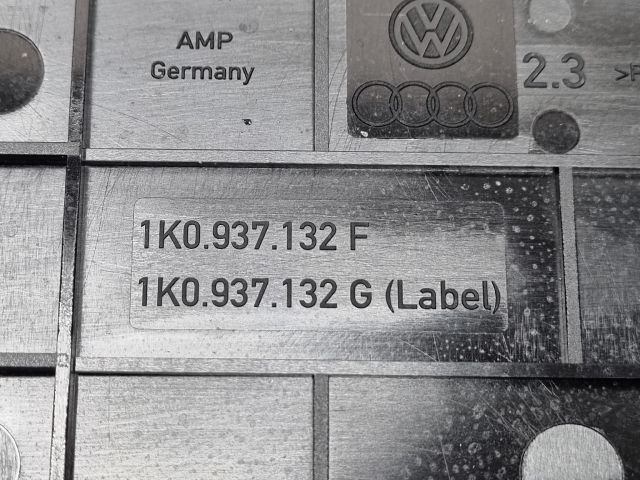 bontott VW GOLF V Biztosítéktábla Fedél