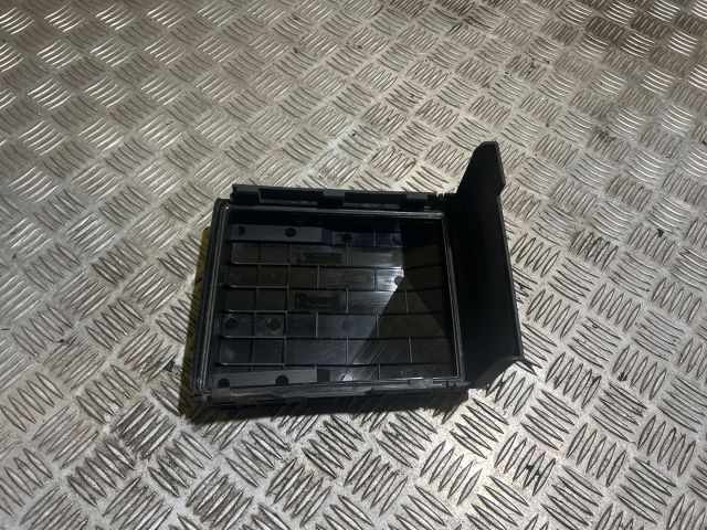 bontott VW GOLF V Biztosítéktábla Fedél