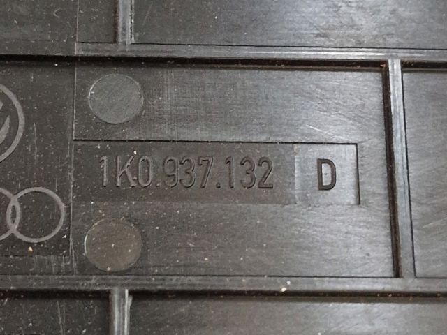 bontott VW GOLF V Biztosítéktábla Fedél