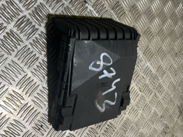 bontott VW GOLF V Biztosítéktábla Fedél