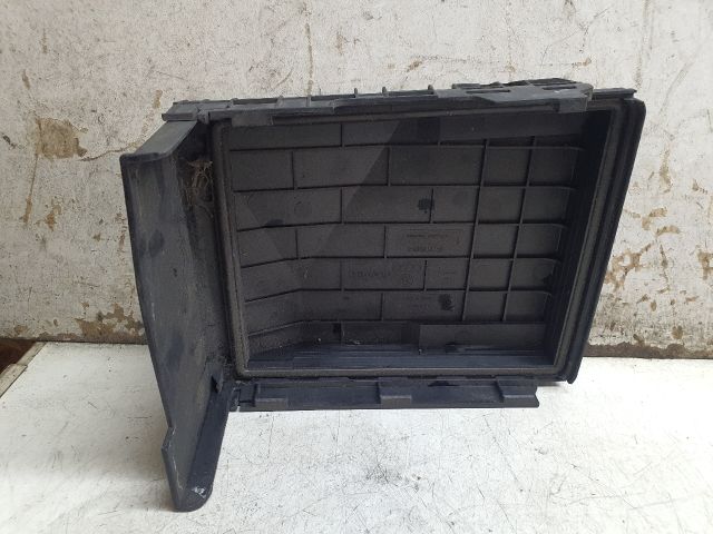 bontott VW GOLF V Biztosítéktábla Fedél