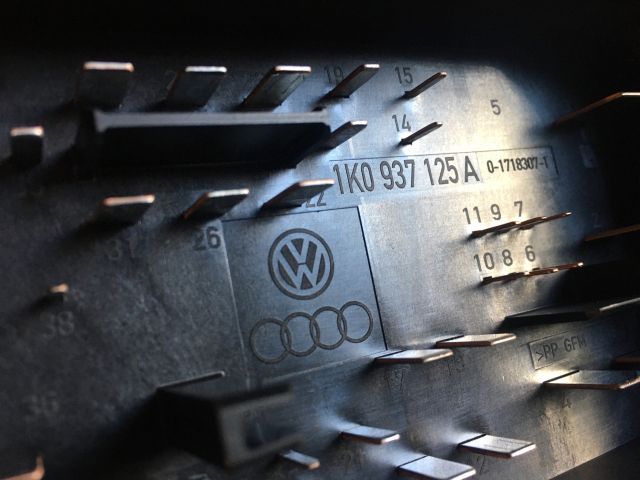 bontott VW GOLF V Biztosítéktábla Motortér
