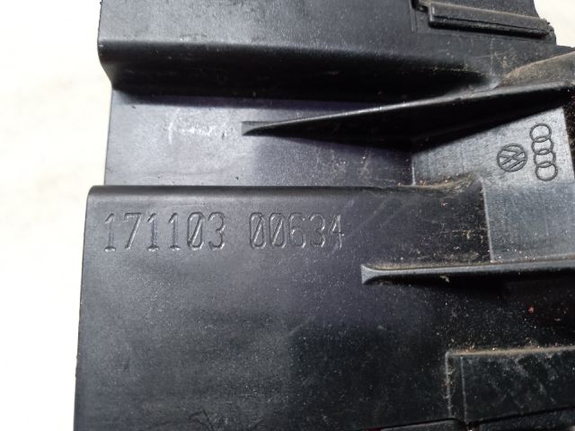 bontott VW GOLF V Biztosítéktábla Utastér