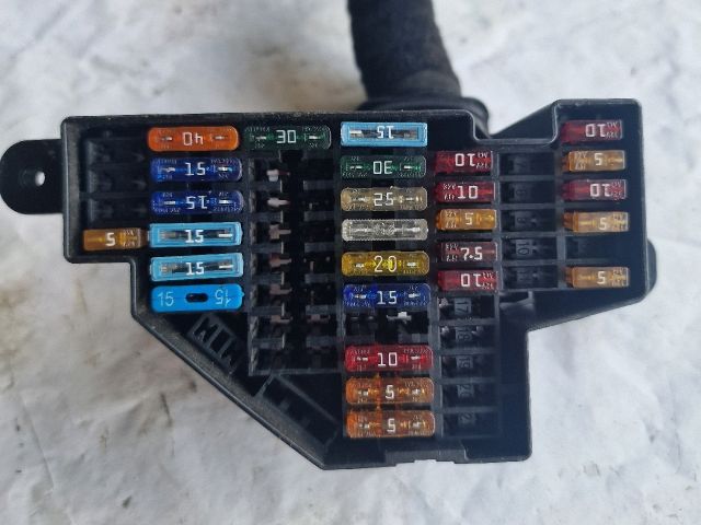 bontott VW GOLF V Biztosítéktábla Utastér