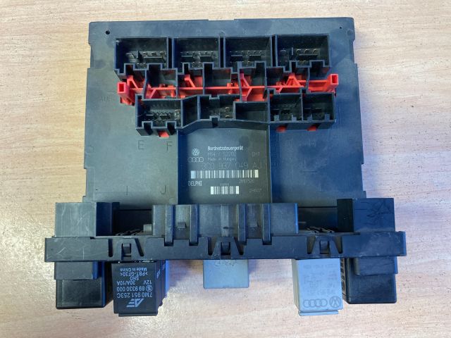 bontott VW GOLF V Biztosítéktábla Utastér