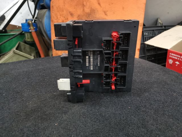 bontott VW GOLF V Biztosítéktábla Utastér