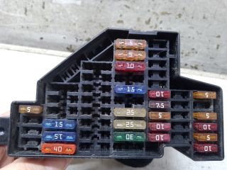 bontott VW GOLF V Biztosítéktábla Utastér