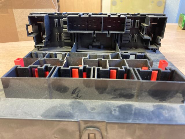 bontott VW GOLF V Biztosítéktábla Utastér