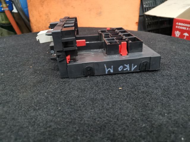 bontott VW GOLF V Biztosítéktábla Utastér