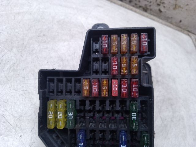 bontott VW GOLF V Biztosítéktábla Utastér