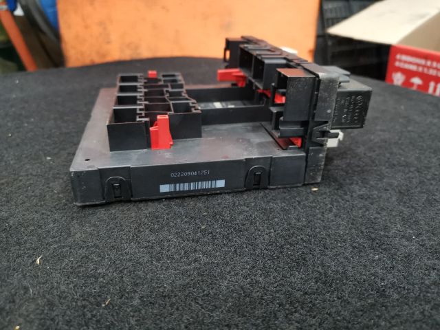 bontott VW GOLF V Biztosítéktábla Utastér