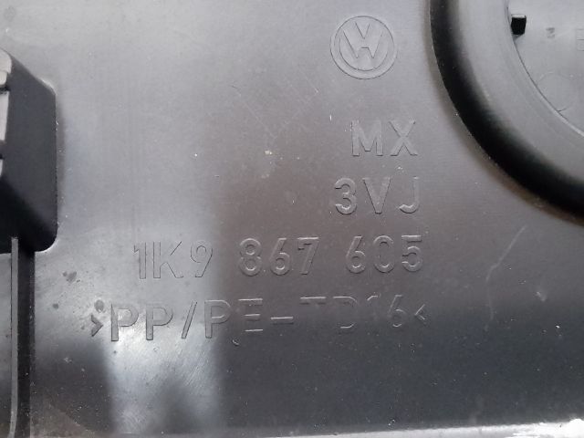 bontott VW GOLF V Csomagtérajtó Burkolat Alsó