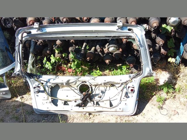 bontott VW GOLF V Csomagtérajtó (Részeivel)