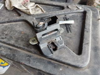 bontott VW GOLF V Csomagtérajtó Zárszerkezet