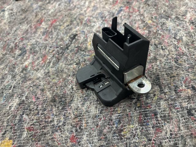 bontott VW GOLF V Csomagtérajtó Zárszerkezet