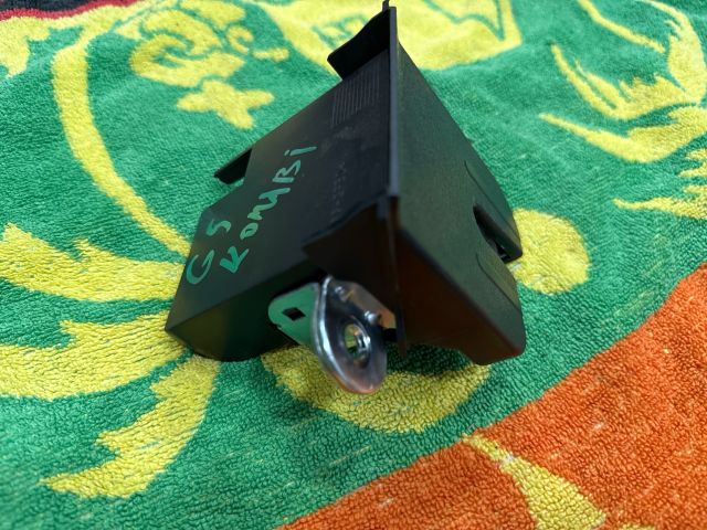 bontott VW GOLF V Csomagtérajtó Zárszerkezet