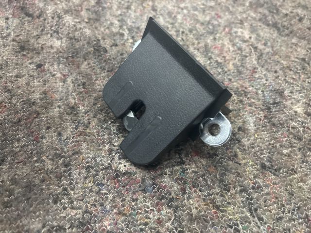 bontott VW GOLF V Csomagtérajtó Zárszerkezet