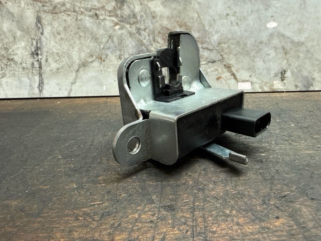 bontott VW GOLF V Csomagtérajtó Zárszerkezet