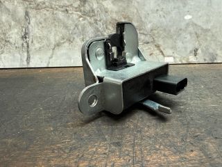 bontott VW GOLF V Csomagtérajtó Zárszerkezet