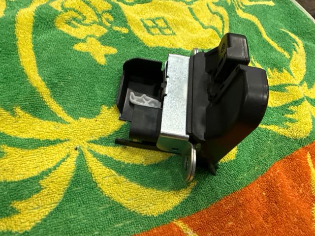 bontott VW GOLF V Csomagtérajtó Zárszerkezet