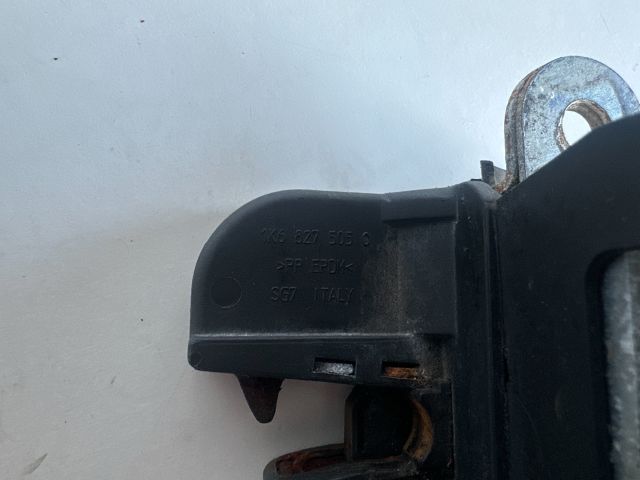 bontott VW GOLF V Csomagtérajtó Zárszerkezet