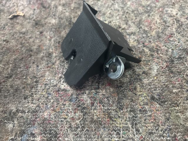 bontott VW GOLF V Csomagtérajtó Zárszerkezet