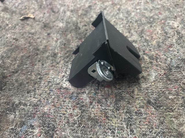 bontott VW GOLF V Csomagtérajtó Zárszerkezet