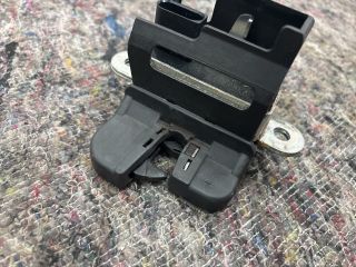 bontott VW GOLF V Csomagtérajtó Zárszerkezet