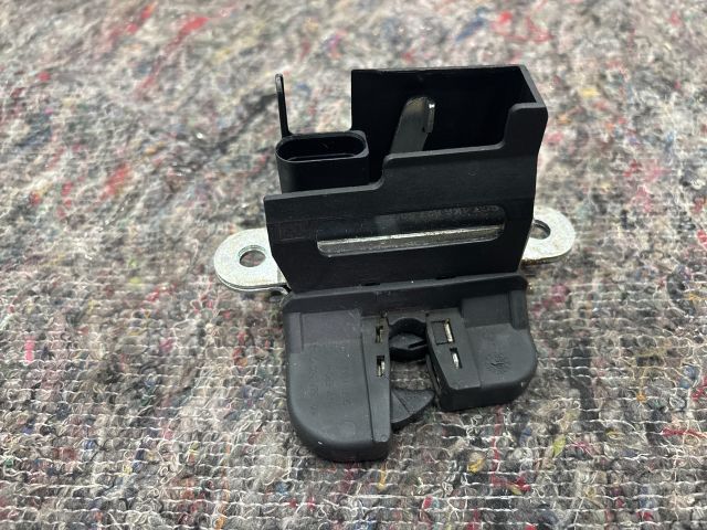 bontott VW GOLF V Csomagtérajtó Zárszerkezet