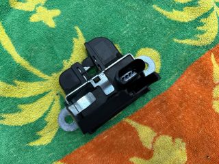 bontott VW GOLF V Csomagtérajtó Zárszerkezet