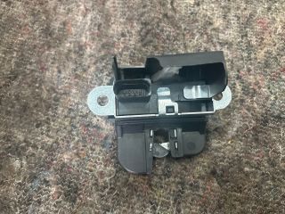 bontott VW GOLF V Csomagtérajtó Zárszerkezet