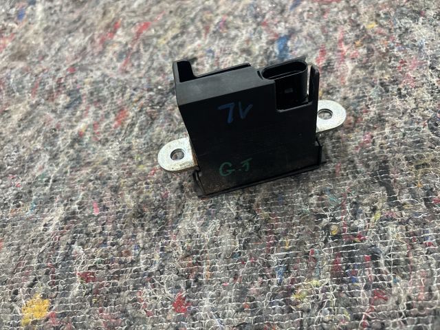 bontott VW GOLF V Csomagtérajtó Zárszerkezet