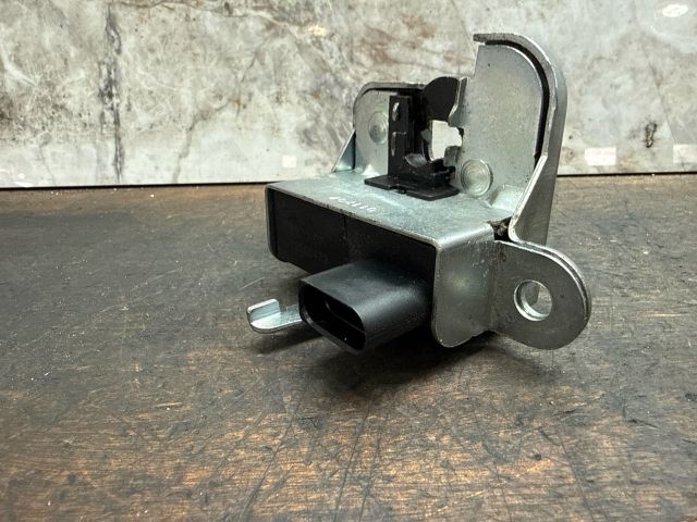 bontott VW GOLF V Csomagtérajtó Zárszerkezet