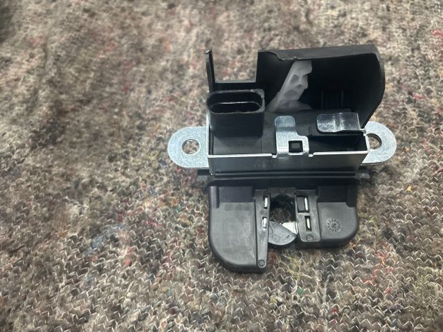 bontott VW GOLF V Csomagtérajtó Zárszerkezet