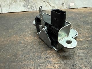 bontott VW GOLF V Csomagtérajtó Zárszerkezet