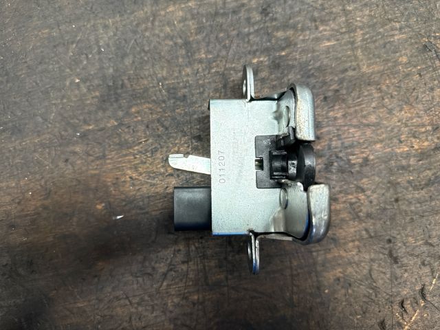 bontott VW GOLF V Csomagtérajtó Zárszerkezet