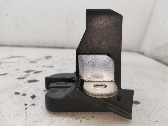 bontott VW GOLF V Csomagtérajtó Zárszerkezet