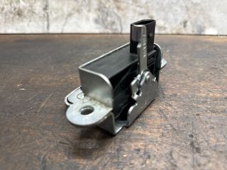 bontott VW GOLF V Csomagtérajtó Zárszerkezet