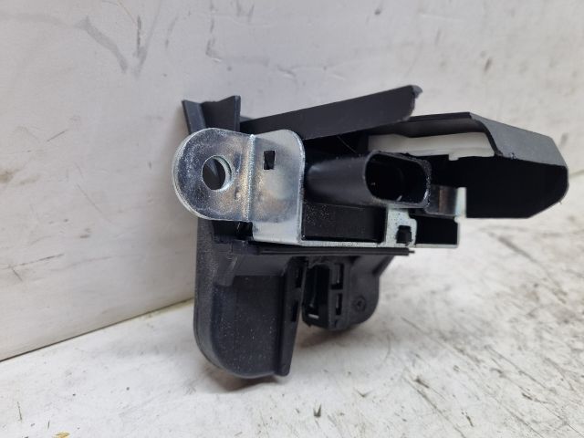 bontott VW GOLF V Csomagtérajtó Zárszerkezet