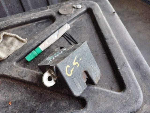 bontott VW GOLF V Csomagtérajtó Zárszerkezet