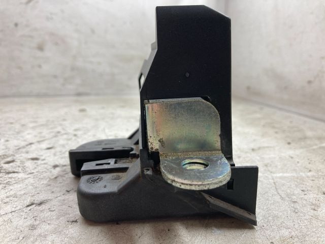 bontott VW GOLF V Csomagtérajtó Zárszerkezet