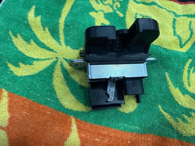 bontott VW GOLF V Csomagtérajtó Zárszerkezet