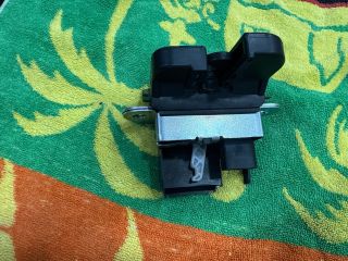 bontott VW GOLF V Csomagtérajtó Zárszerkezet