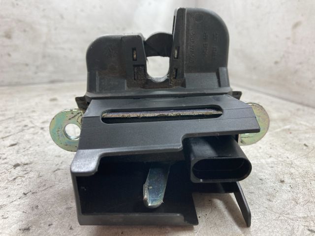 bontott VW GOLF V Csomagtérajtó Zárszerkezet