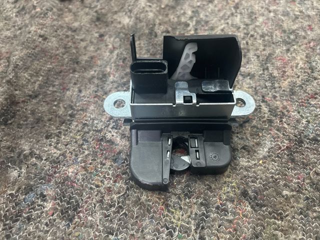 bontott VW GOLF V Csomagtérajtó Zárszerkezet