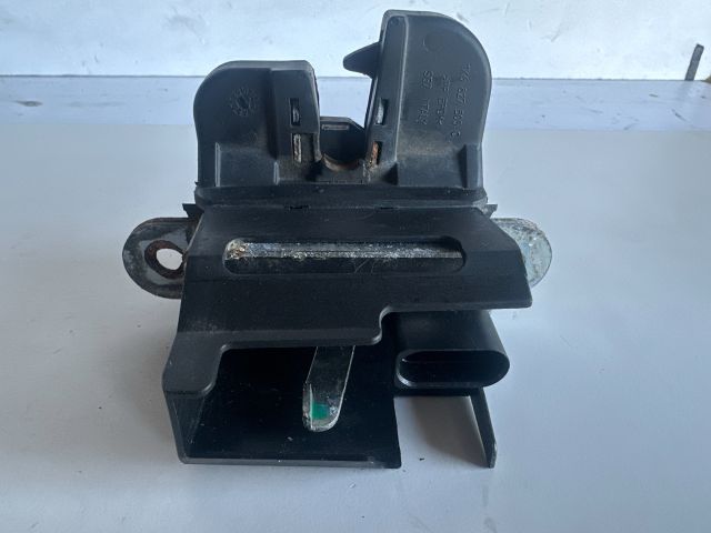 bontott VW GOLF V Csomagtérajtó Zárszerkezet