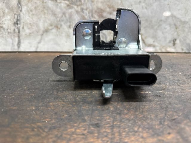 bontott VW GOLF V Csomagtérajtó Zárszerkezet