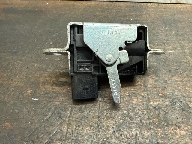 bontott VW GOLF V Csomagtérajtó Zárszerkezet