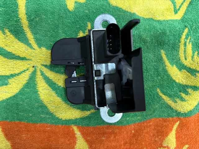 bontott VW GOLF V Csomagtérajtó Zárszerkezet